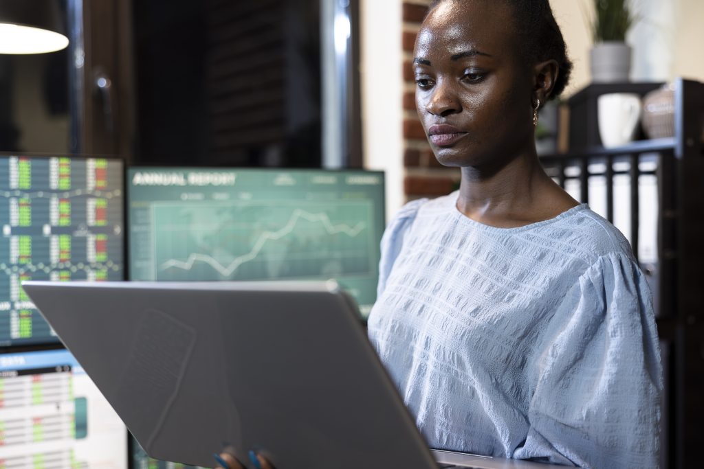 Female professional analyzes stock market movements